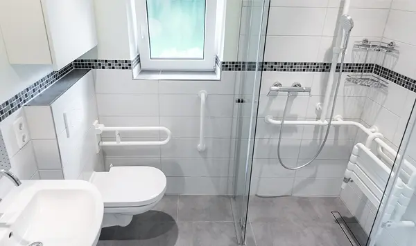 Barrierearmes Bad mit bodengleicher Dusche und Haltegriffen