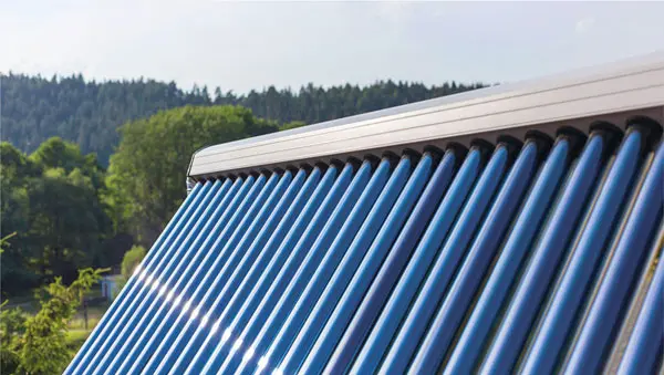 Solarthermische Röhrenkollektoren auf einem Hausdach